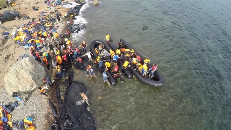 Imagens aéreas da BBC mostra imigrantes ilegais na travessia entre Turquia e Grécia