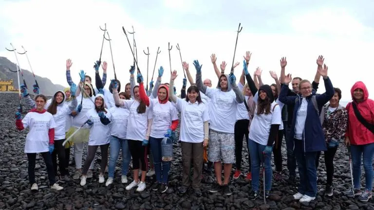 Drones ajudando a limpar praias