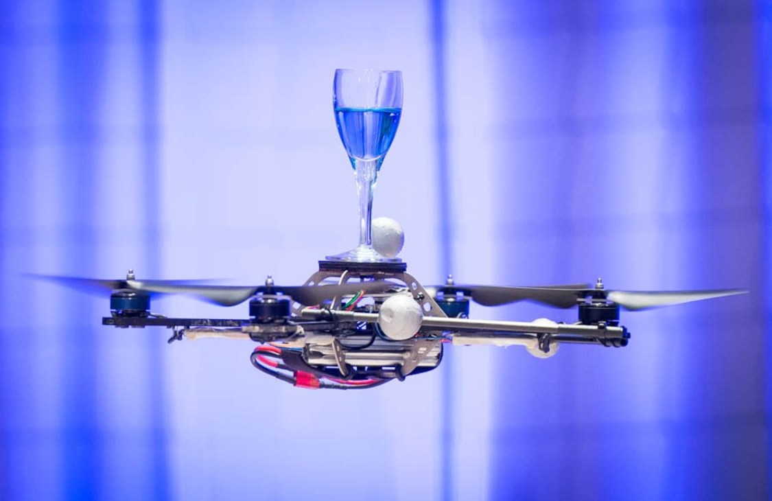 Drone equilibrando copo d'água