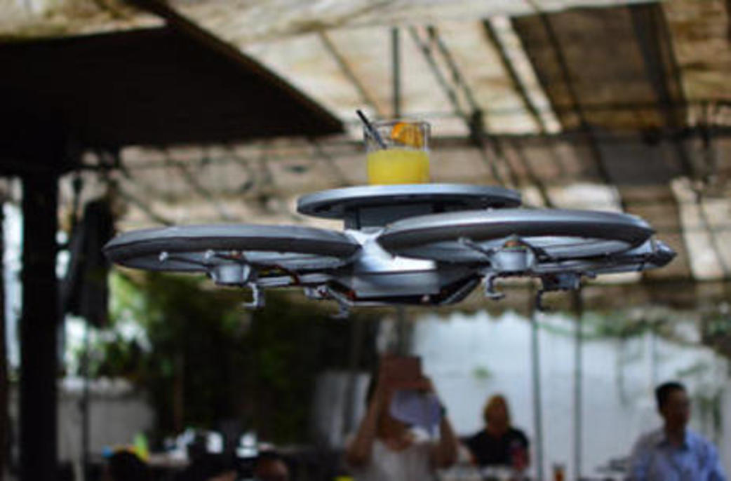 Drone servindo mesas