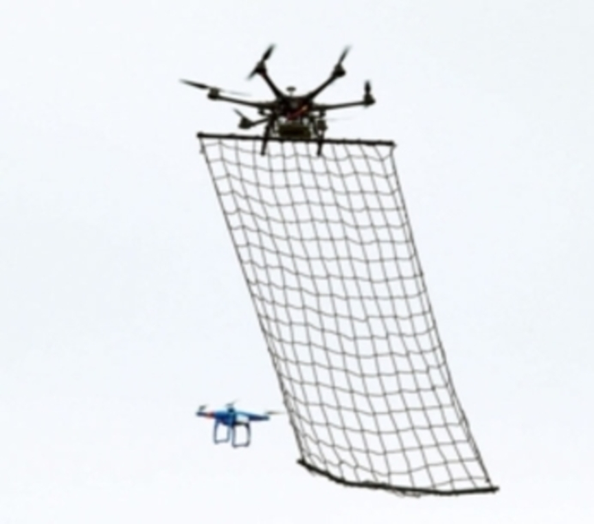 Drone intercepta outros em pleno voo